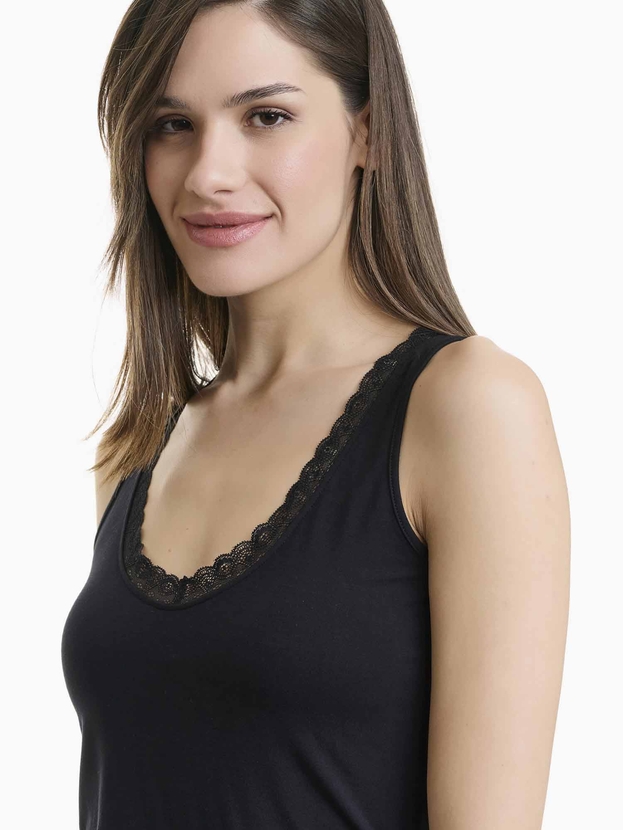 Bamboo V-neck top with lace
