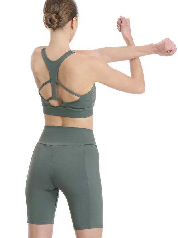 Laser cut compression cycling shorts with side pockets